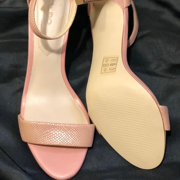 Ladies Heels - Picture 1 of 4